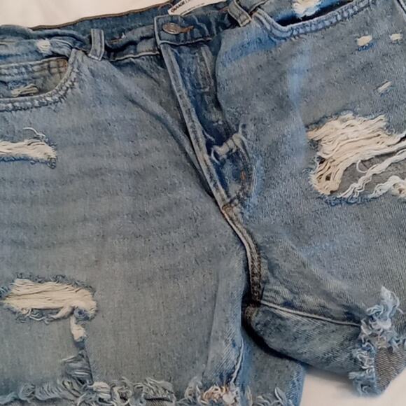 Garage Denim Juniors Vintage distressed denim cut off shorts.SIZE 9/29 Festival - Picture 3 of 8